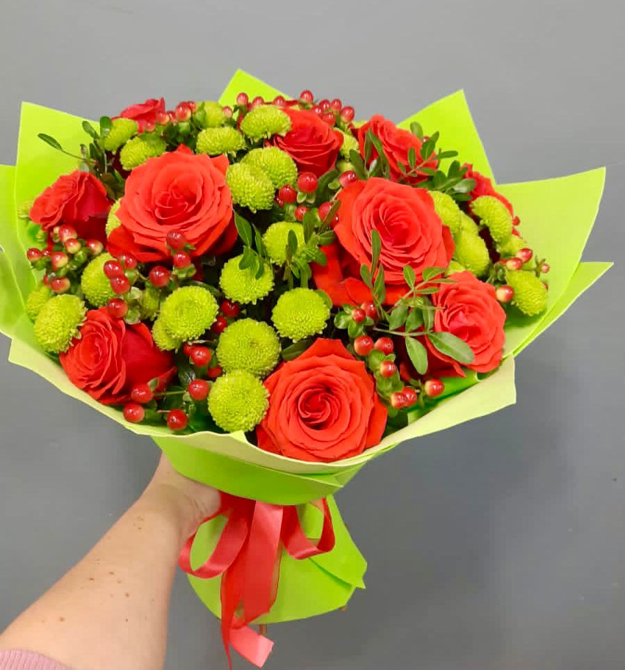 Букет цветов из: Хризантемы и Розы в Красочном