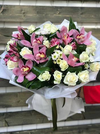 Букет цветов из: Розы и Хризантемы в Красочном