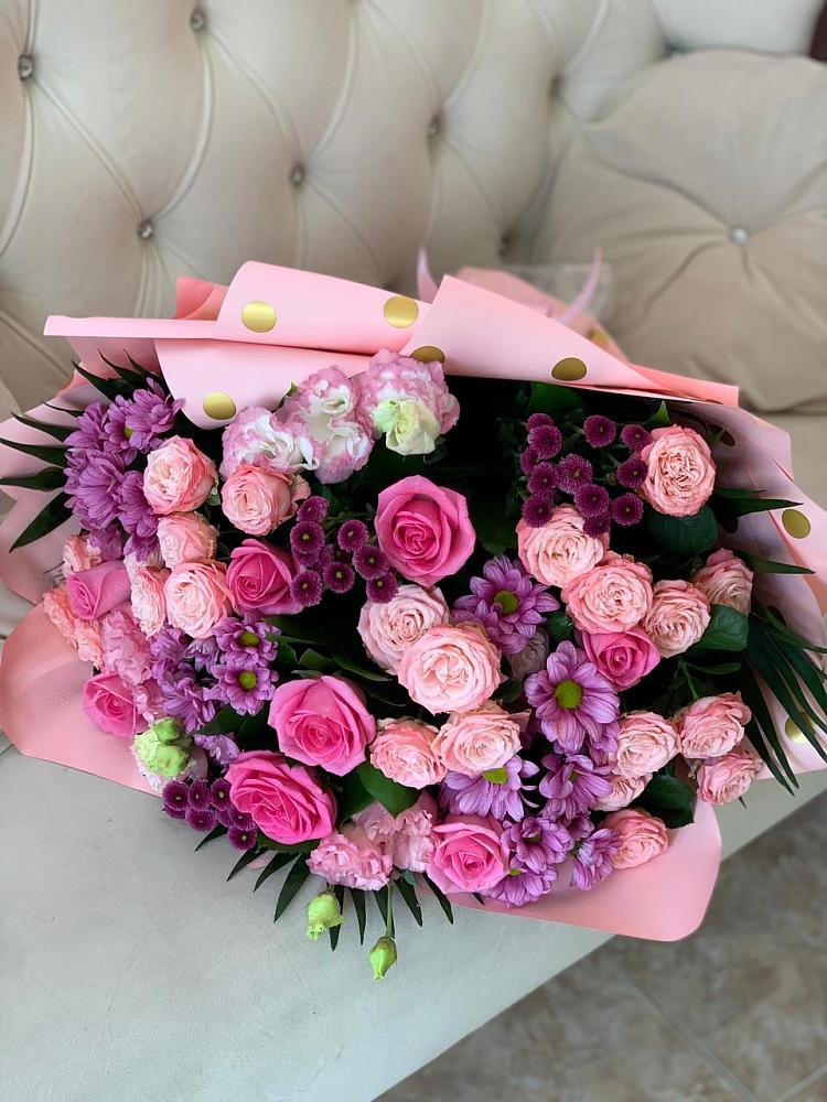 Букет цветов из: Хризантемы, Розы и Лизиантусы в Красочном