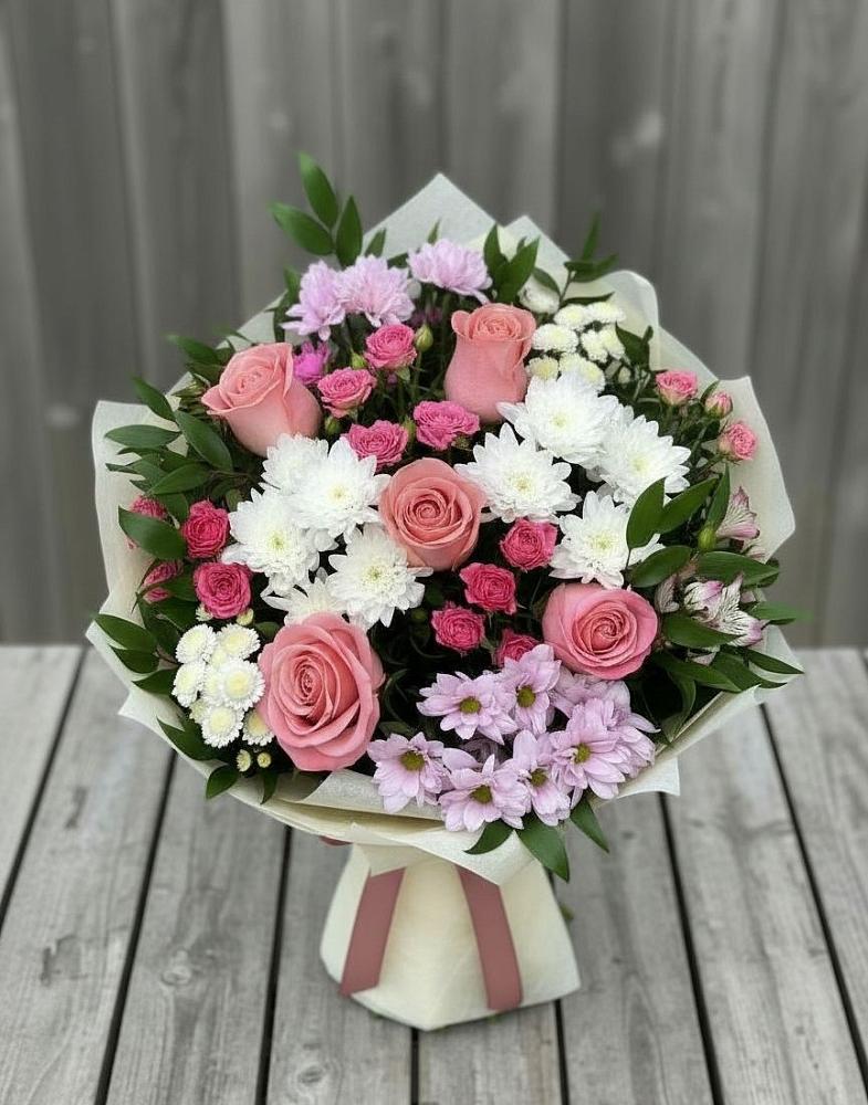 Букет цветов из: Альстромерии, Гвоздики, Розы и Хризантемы в Красочном