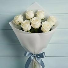 Букет 7 Белых роз Эдлесс Лав в Красочном