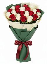 Букет Микс из красных и белых роз в Красочном
