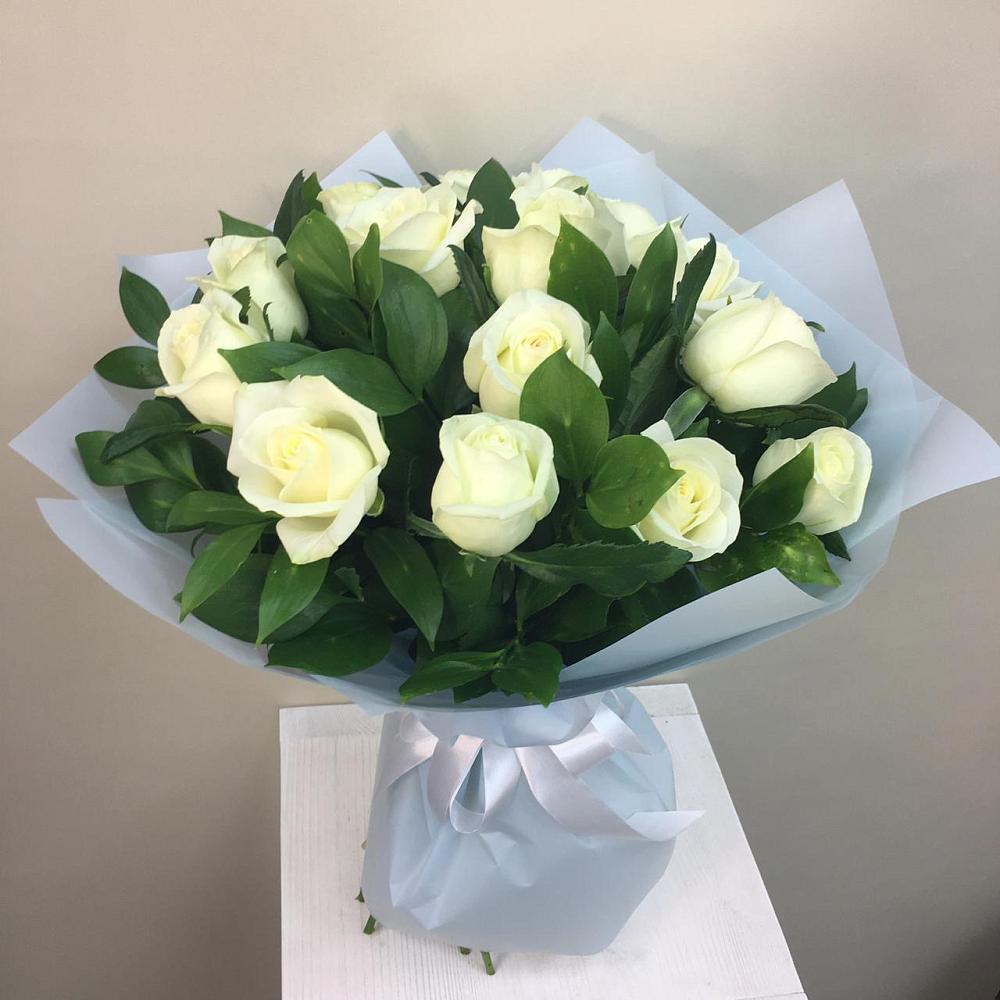 Букет 15 Белых роз Проуд в Красочном