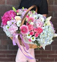 Композиция солнечный день в Красочном Цветочная композиция из Розы, Хризантемы, Пионы и Лизиантусы в корзине в Красочном