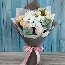 Букет цветов из:  Хризантемы и Розы в Красочном