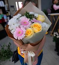 Букет цветов из:  Герберы, Розы и Хризантемы в Красочном