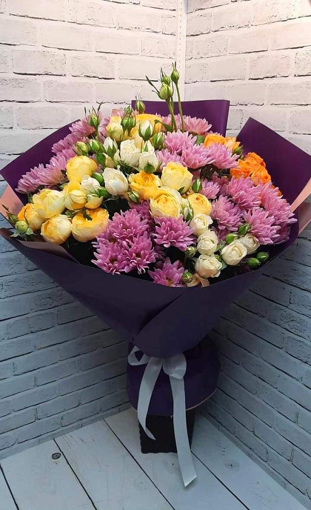 Букет цветов из: Хризантемы и Розы в Красочном