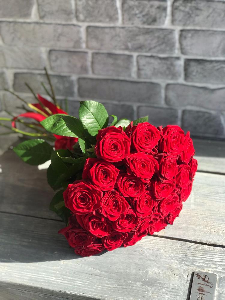 Букет Красные розы Фридом в Красочном