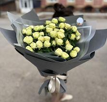 Букет Белые кустовые розы Солинеро в Красочном