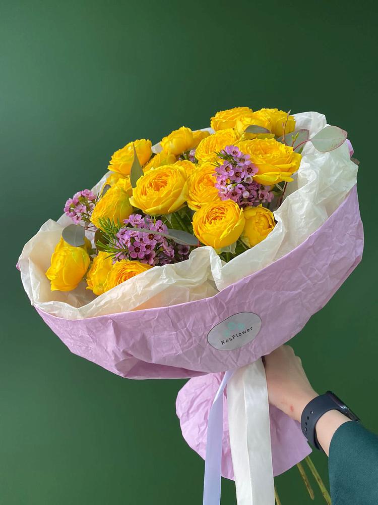 Кустовые желтые розы в Красочном Букет Кустовые желтые розы в Красочном