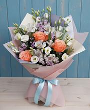 Букет цветов из:  Лизиантусы, Розы, Альстромерии и Гипсофила в Красочном