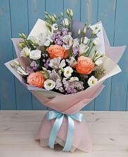 Букет цветов из:  Лизиантусы, Розы, Альстромерии и Гипсофила в Красочном