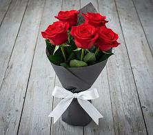 Букет 5 Красных роз Эдлесс Лав в Красочном