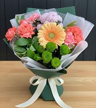 Букет цветов из:  Гвоздики, Розы, Герберы и Хризантемы в Красочном