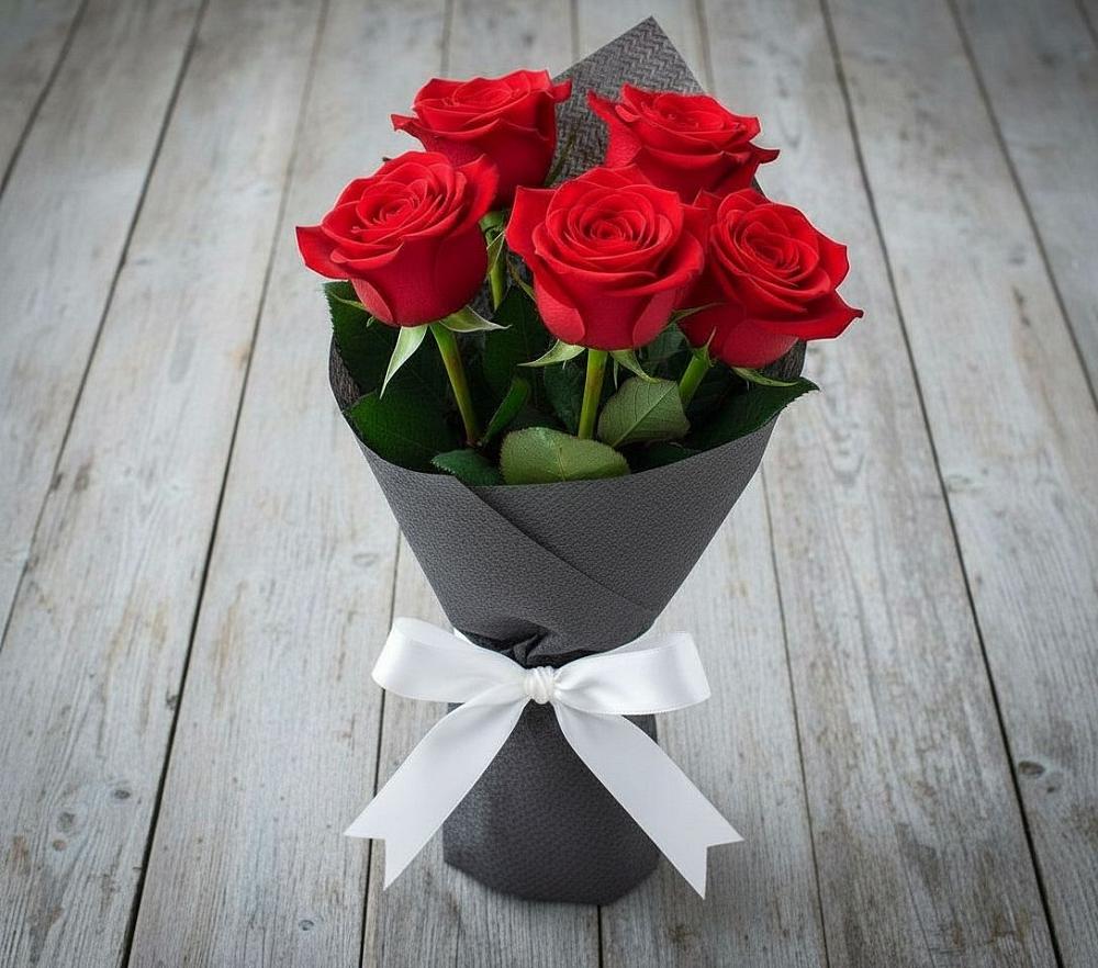 Букет 5 Красных роз Эдлесс Лав в Красочном