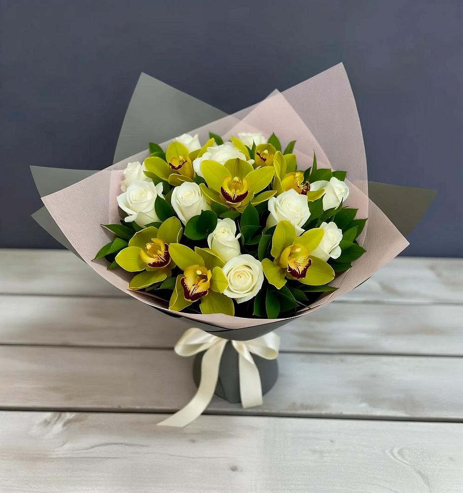 Букет цветов из: Орхидеи и Розы в Красочном