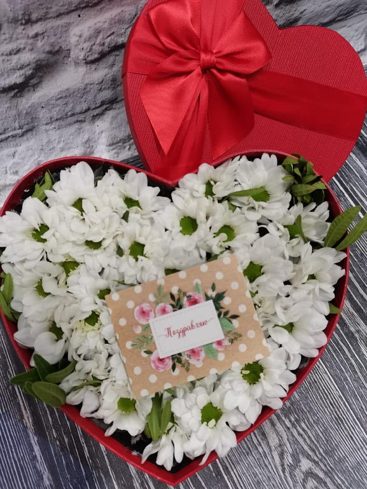 Цветочная композиция из Хризантемы в виде сердца в Красочном