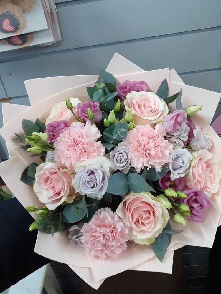 Букет цветов из: Розы, Гвоздики и Лизиантусы в Красочном