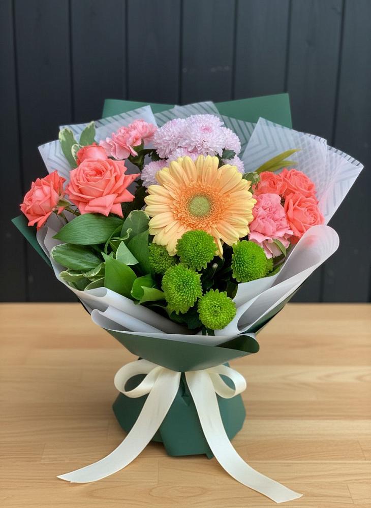Букет цветов из: Гвоздики, Розы, Герберы и Хризантемы в Красочном