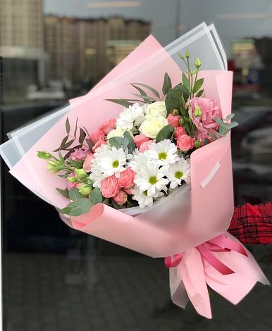Букет цветов из: Розы, Лизиантусы и Хризантемы в Красочном